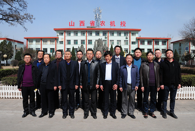 7.两校人员在农机校留影_副本.jpg 7.两校人员在农机校留影_副本.jpg