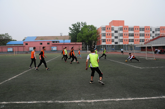 8.校园足球赛场花絮_副本.jpg
