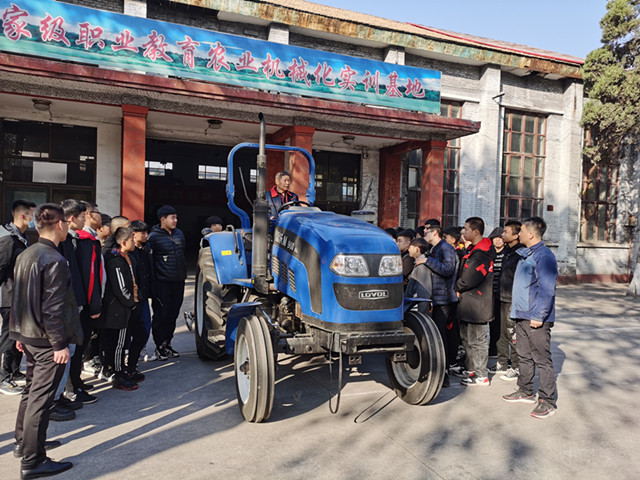 农机系王建亭老师讲解驾驶常识_副本.jpg