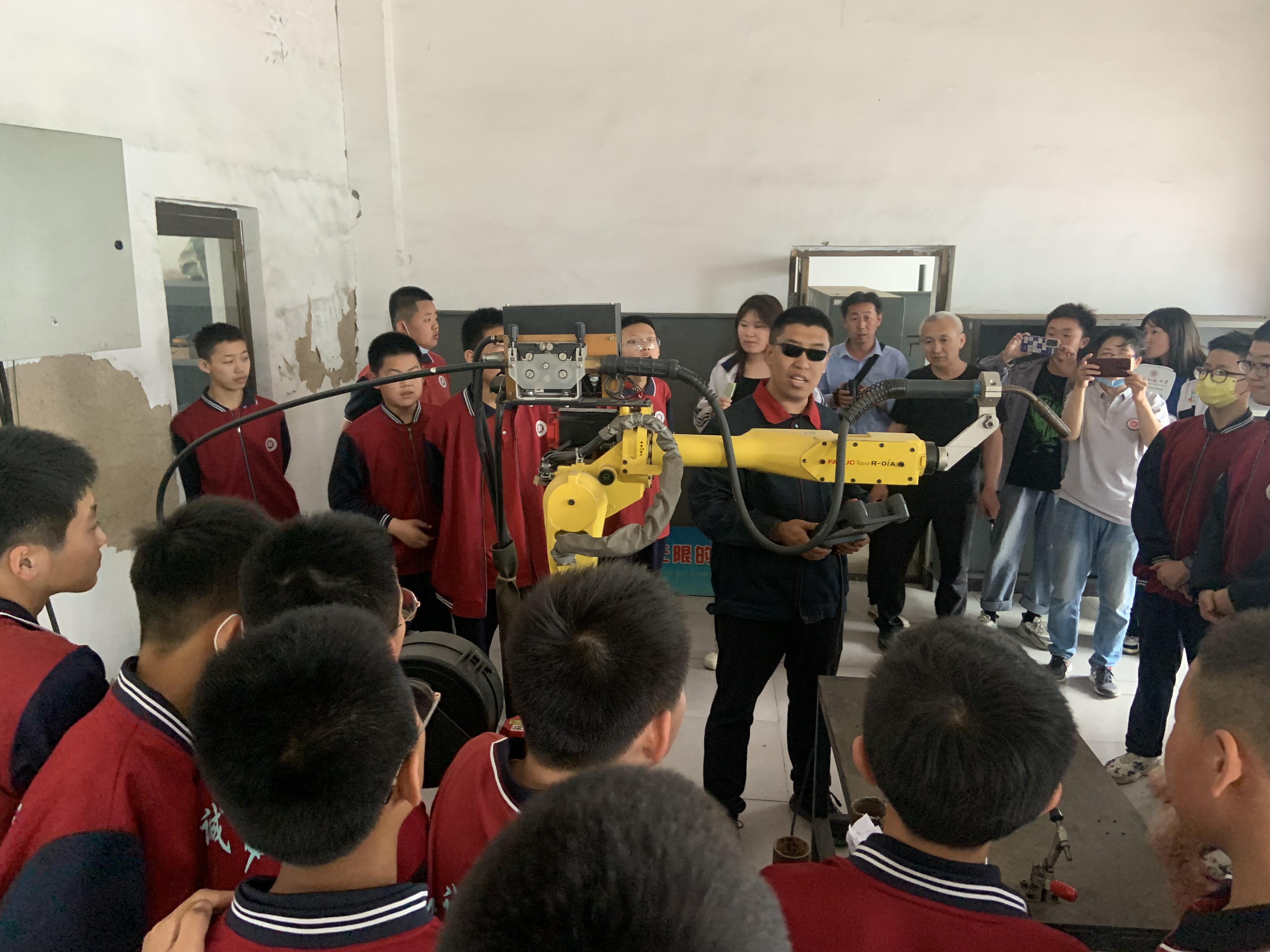 机械系-毛育润老师和张喆老师组织观演学生来到焊接机器人实验室.jpg